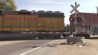 Fruitridge Road Railroad Crossing, UP 1372 YSR62r Local Switching Shoving Into Spur, Sacramento CA