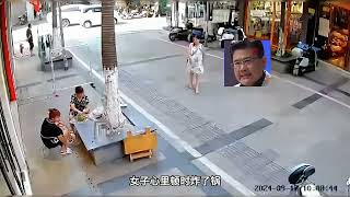 女子走路被道砖绊了一下，随后愤怒地摔桌子！