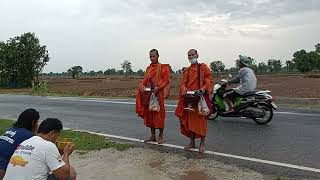 ร่วมอนุโมทนาสาธุบุญใส่บาตรด้วยกันครับ