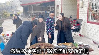 小冉去堂姐雯雪家团年，美食做了一大堆，大家都忍不住偷吃