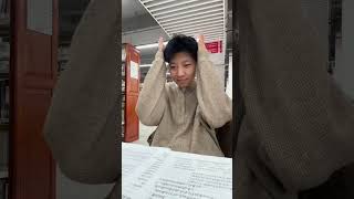 《图书馆的疯子》期末高分舞 大学生哪有不疯的 当代大学生精神状态 期末考试前的大学生们 把知识装进脑袋