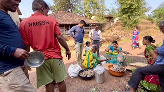 आई ने बर्ऱ्याच प्रकारचा म्हावरा विकायला आनलाय । कोकणात मतदानाला आलेली पब्लीक । सगला पटापट संपला 🙂