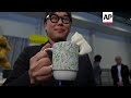 ‘portable robot’ clips on cups to cool warm beverages