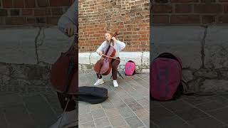 街头大提琴The cellist playing on the street