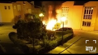 VÍDEO: Un incendio calcina un vehículo estacionado en la Plaza de las Tres Culturas