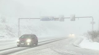 北海道に冬の足音…山間部で雪 一面\