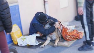 Retrouvailles entre un SDF et son chien.. 💔🥺