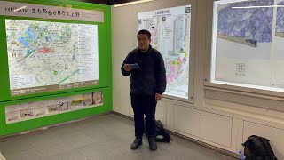 松井大空が上野駅の案内図や四季島のポスターをバッグに内田くんの歌を熱唱するシーン（2024.12.28.19:17）