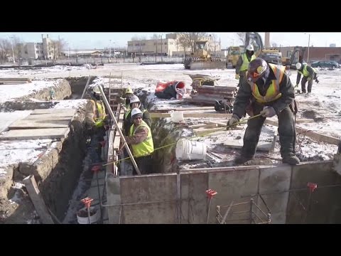 Outdoor workers find ways to stay warm during cold snap Outdoor workers find ways to stay warm during cold snap