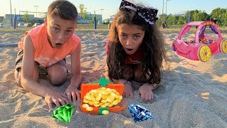 Heidi Found Treasure Chest with Surprise Toys in Sand