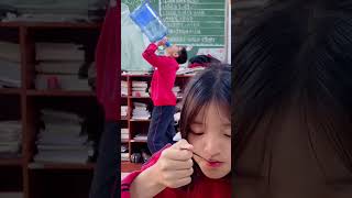 男同学和女同桌喝水的差异！ #schoollife #学生 #搞笑 #students #funnyvideo #funny