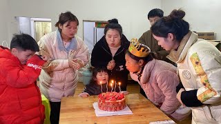 四姐弟联合给妈妈生日惊喜，出租屋欢聚一堂，简简单单却充满幸福