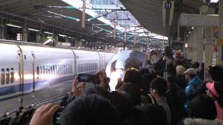 500系のぞみ東京駅到着最後の映像を我撮らんとばかりに群がる集