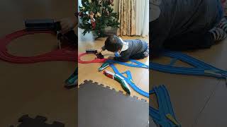 【20221226】2歳4ヶ月。電車のおもちゃで遊ぶ. 2 years and 4 months.He loves to play with the train.