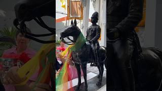 ผูกผ้าสามสี พระบรมรูปทรงม้า Tie a three-colored cloth to the statue. #thai