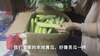 婆婆从老家捎来一箱菜，迫不及待开箱，塞满一大冰箱肉可吃一个月