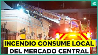 Incendio afecta a local comercial en el Mercado Central de Santiago