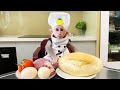 Simple, Yummy, Cheap! Chef Bibi monkey helps Dad cook Beef & Egg lunch