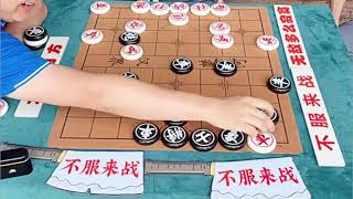 象棋大师孙浩宇连日摆摊未逢对手，竟到棋协门口挑衅高手：太狂了