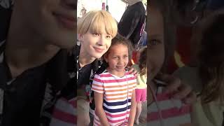 Jungwoo with a little fan #jungwoo #nct127 #nct #cute #fan #kpop #jungwoonct #kimjungwoo