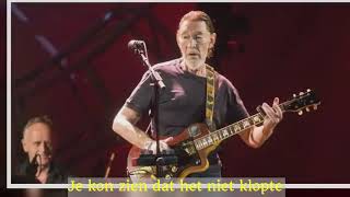 Chris Rea zakt op podium in elkaar