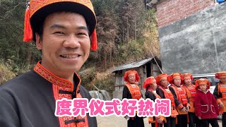 村民的度界仪式很热闹，阿金与村民着盛装参加，人人见了都夸帅