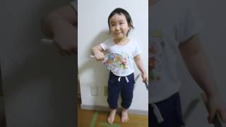 246) ３歳４か月児の俳句 (ギネス申請=３歳３か月までの句数＋その動画アップ数) 「扇はね   うちわみたいだ   楽しいな」(246)