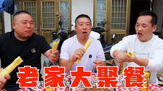 胖哥約大哥小妹回老家，一家十口圍著桌子聚餐，說說笑笑太開心了【小喬家胖大哥】