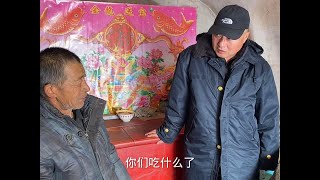 内蒙深山只住一户的小村，老两口住窑洞返乡养牛，过新年咬鬼蛋儿