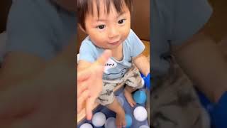 ボールで遊ぶきいち(Japanese baby play with balls)