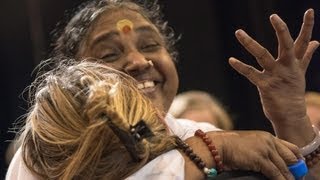 Amma: +32 millions d'étreintes d'amour pour montrer la compassion et l'amour maternel Universel