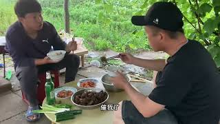 中朝边境农村，邻居家大哥炖了一锅排骨，晚上拎一箱啤酒去串门