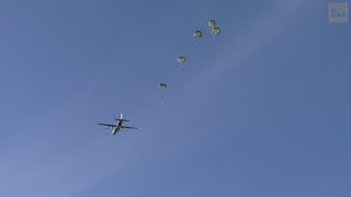 Des parachutistes militaires dans le ciel de Sainte-Catherine-de-la-Jacques-Cartier