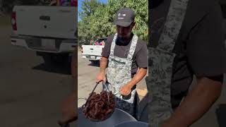 Abuelito prepara estos chicharrones crujientes