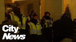 Police move in on hold-out protesters in Ottawa