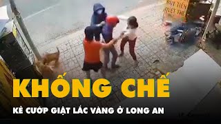 Video chủ tiệm vàng cùng người dân khống chế kẻ cướp giật lắc vàng ở Long An