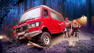 Mercedes 4х4 в болоте. Спасение автобуса любой ценой!