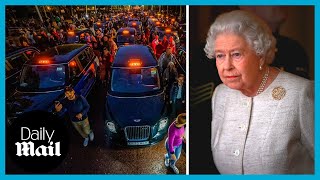 Queen Elizabeth death: Incredible moment Black cab drivers line up on The Mall in tribute