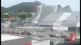 TENDA NA PRAÇA DA CULTURA É DESTRUÍDA POR VENTANIA EM CARAGUÁ!