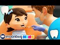 Ruchomy ząb, wizyta u dentysty | Lellobee | Bajki i piosenki dla dzieci! | Moonbug Kids