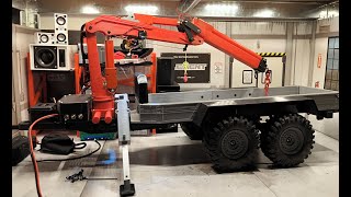 RC Axial 6x6 Unimog mit 3D Druck Anhänger mit Kran holt Generator ab