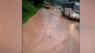 വയനാട് മീനങ്ങാടിയിൽ റോഡിലേക്ക് മണ്ണിടിഞ്ഞ് വീണു; ജില്ലയിൽ കനത്ത മഴ