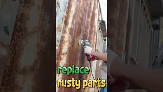 Remodeling a 30-year-old container Remodeling rusted parts with a brush