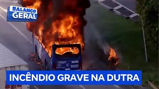 Ônibus pega fogo e causa incêndio grave na rodovia Presidente Dutra, em São Paulo