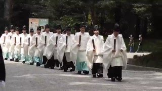 明治神宮 春の大祭　玉砂利を踏みしめて歩く神官の行列