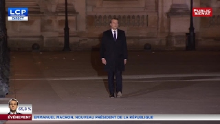 La marche solitaire d'Emmanuel Macron au Louvre