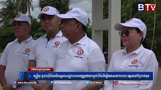 WATCH មន្ត្រីចុះជួយឃុំវ៉ារិនបើកស្លាកសញ្ញាគណបក្សប្រជាជកម្ពុជាដ៏ធំដើម្បីឃោសនាការបោះឆ្នោតនៅថ្ងៃខាងមុខ