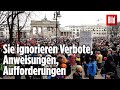 „Querdenker“-Demo in Berlin: Querdenker, Hooligans und Rechte versammeln sich vor Brandenburger Tor