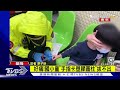 好痛 國小童手指卡塑膠圓柱拔不出｜tvbs新聞@tvbsnews01