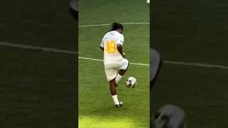 Ronaldinho control + skill remake 🥶⚽ #ronaldinho #football #footballskills #soccer #shorts #viral